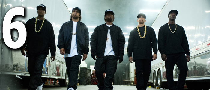 Ταινία-παραγγελιά από Dr. Dre και Ice Cube για τους N.W.A., με ένα σωρό αφορμές να την αφορίσεις και άλλες τόσες να την αποθεώσεις. O Γκάρι Γκρέι σκηνοθετεί με νεύρο και σιγουριά μια αμφιλεγόμενη ιστορία βίας και ρατσισμού, με την Τέχνη να έρχεται κατευθείαν από τους δρόμους. Το "Fuck tha Police" ποτέ δεν ακούστηκε πιο δυνατά!