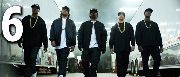 Ταινία-παραγγελιά από Dr. Dre και Ice Cube για τους N.W.A., με ένα σωρό αφορμές να την αφορίσεις και άλλες τόσες να την αποθεώσεις. O Γκάρι Γκρέι σκηνοθετεί με νεύρο και σιγουριά μια αμφιλεγόμενη ιστορία βίας και ρατσισμού, με την Τέχνη να έρχεται κατευθείαν από τους δρόμους. Το "Fuck tha Police" ποτέ δεν ακούστηκε πιο δυνατά!