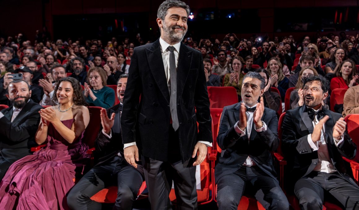 Berlinale 26 - Εμίν Αλπέρ: "Όλοι οι προφήτες είναι ψεύτικοι"