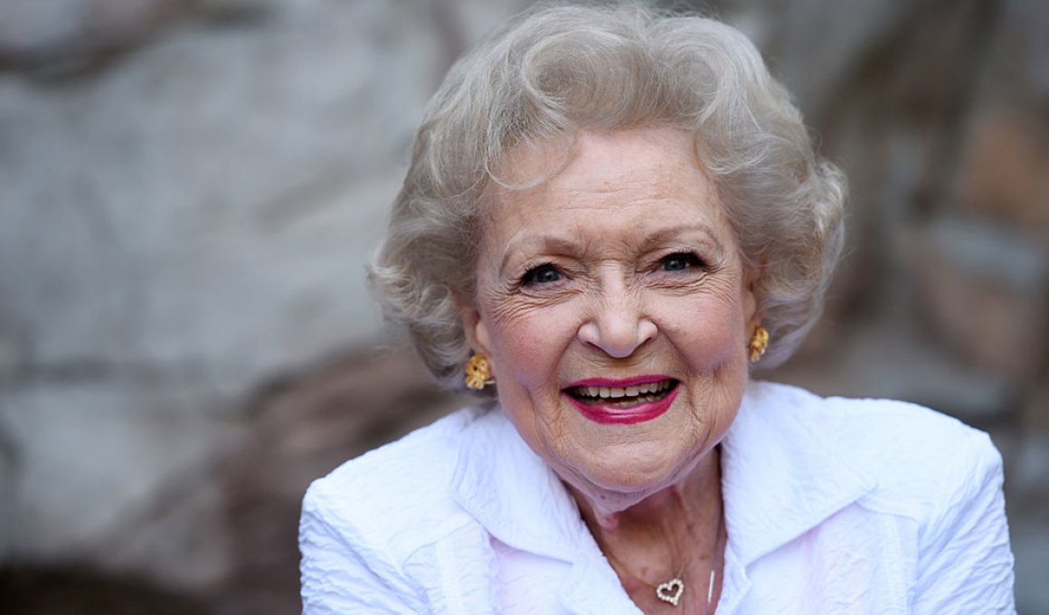  H Betty White γίνεται 100 ετών και κυκλοφορεί ταινία με τους διάσημους χολιγουντιανούς της φίλους