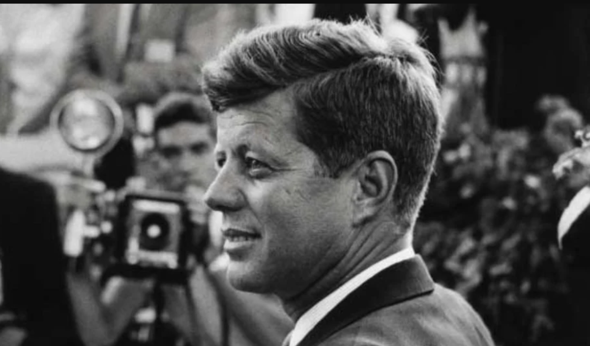 Ο Τόμας Βίντερμπεργκ σκηνοθετεί τον JFK για το Netflix