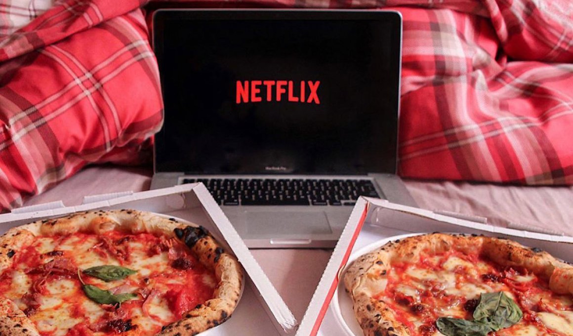 Πληρωθείτε 500 ευρώ για να φάτε πίτσα και να δείτε Netflix