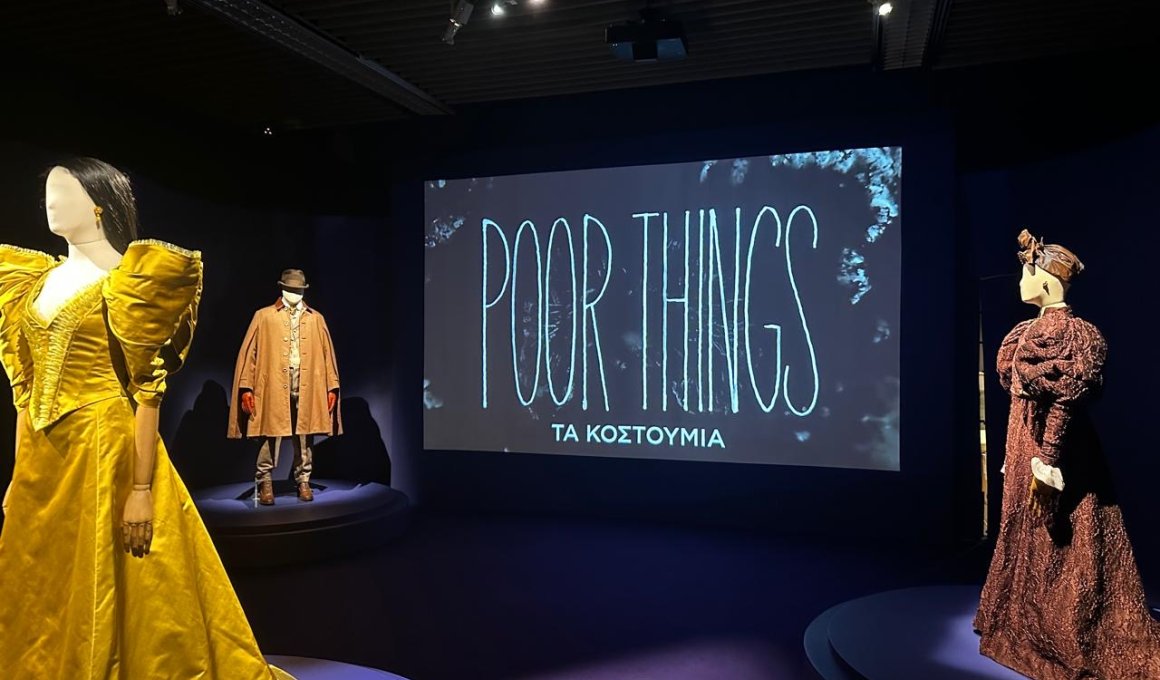 «Poor Things. Τα κοστούμια»: Εγκαινιάστηκε η έκθεση στο Μουσείο Μπενάκη 