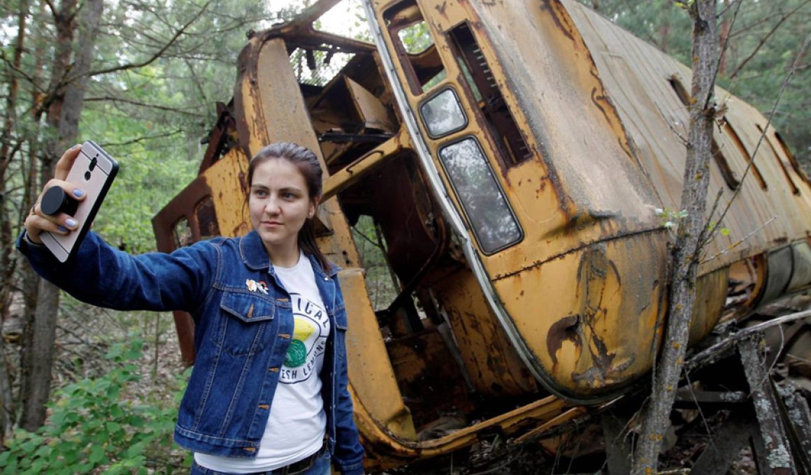 Θλιβερό: Τουρίστες βγάζουν ημίγυμνες selfies στο Τσερνόμπιλ Θλιβερό: Τουρίστες βγάζουν ημίγυμνες selfies στο Τσερνόμπιλ