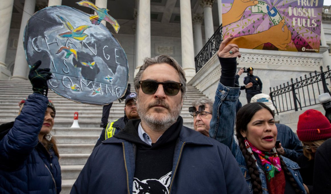 Ο Γιοακίν Φοίνιξ συλλαμβάνεται σε διαδήλωση για το περιβάλλον