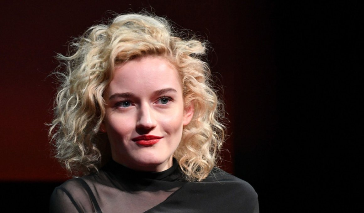 H Julia Garner είναι η γραμματέας του Harvey Weinstein