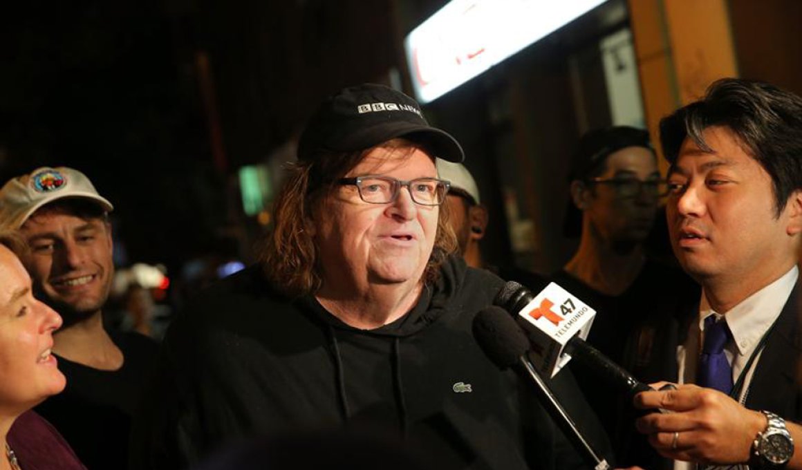 To "Michael Moore in Trumpland" ζητά ψήφο στην Χίλαρι To "Michael Moore in Trumpland" ζητά ψήφο στην Χίλαρι