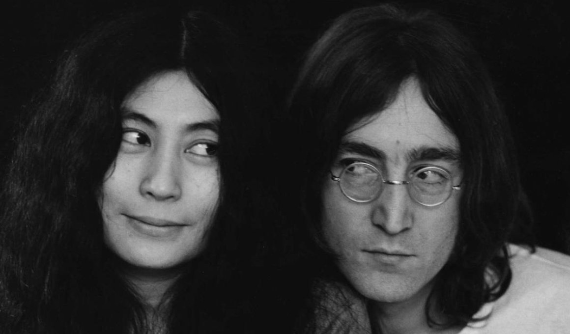 H Yoko Ono προωθεί τη σχέση της με τον John Lennon στη μεγάλη οθόνη.