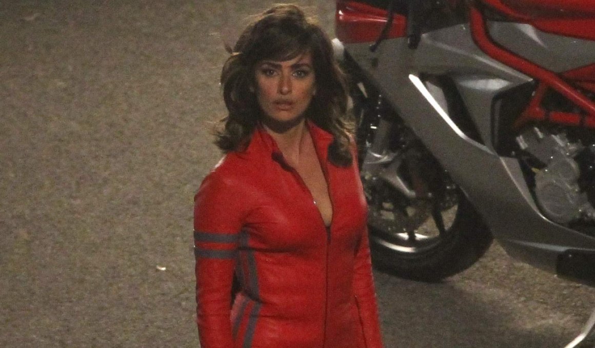 H Πενέλοπε στο "Zoolander 2" με ολόσωμο κόκκινο δερμάτινο... :ο