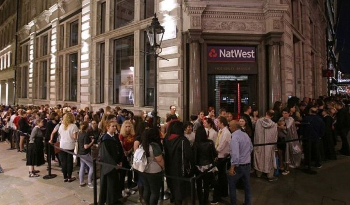 Ουρές χιλιομέτρων στα βιβλιοπωλεία για το νέο βιβλίο του Χάρι Πότερ Ουρές χιλιομέτρων στα βιβλιοπωλεία για το νέο βιβλίο του Χάρι Πότερ