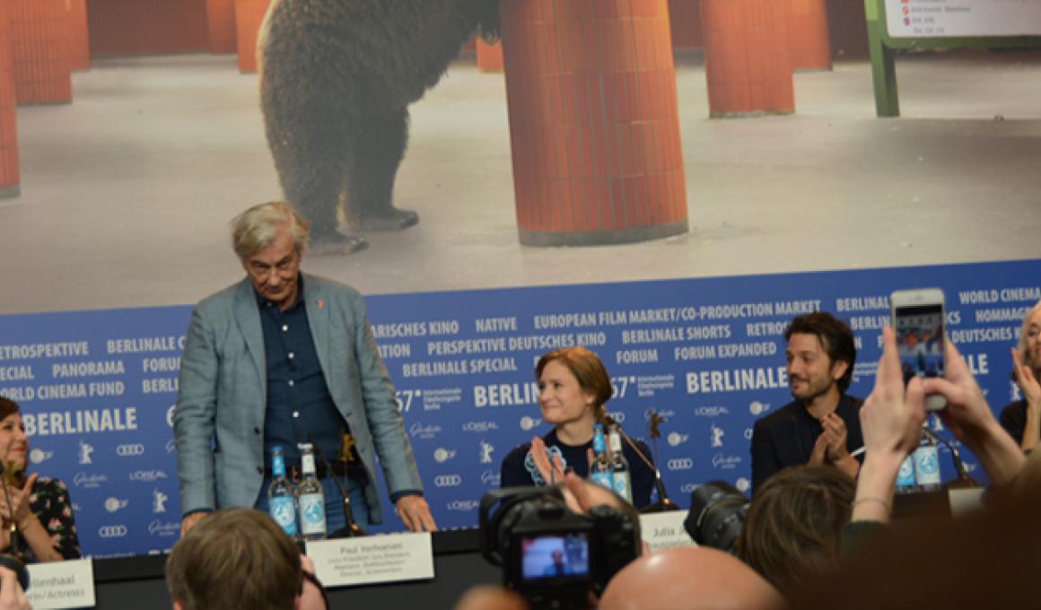 Berlinale 17 - Πολ Βερχόφεν σε Μάγκι Τζίλενχαλ: "Θες να κάνουμε adult movie?"