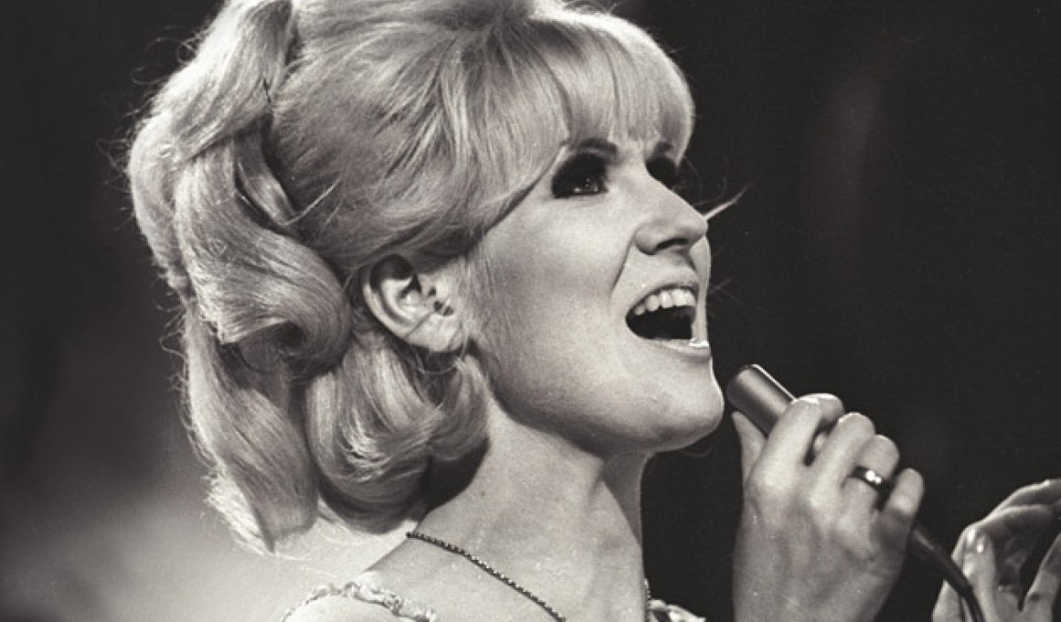 H Adele θα (προσπαθήσει να) υποδυθεί την Dusty Springfield H Adele θα (προσπαθήσει να) υποδυθεί την Dusty Springfield
