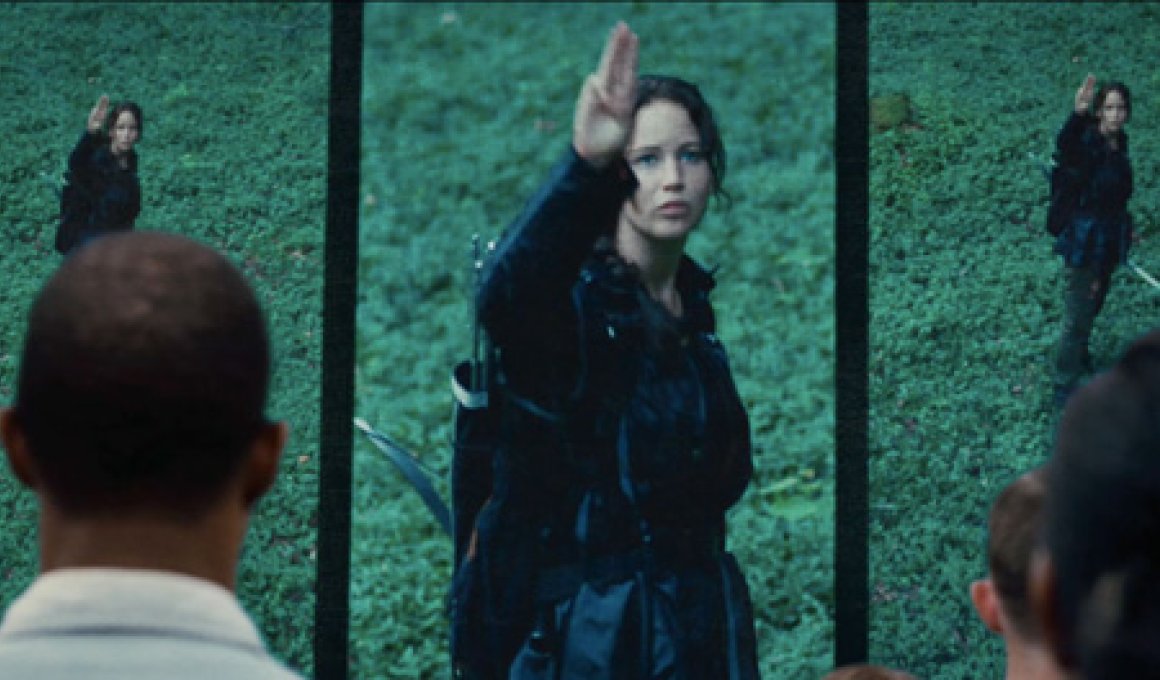 Η επαναστατική χειρονομία του "Hunger Games" υιοθετείται από τους Ταϊλανδούς Η επαναστατική χειρονομία του "Hunger Games" υιοθετείται από τους Ταϊλανδούς