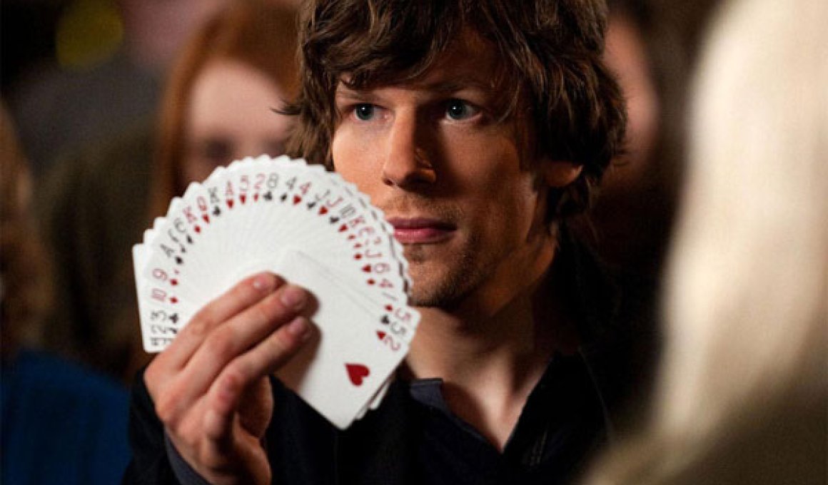 "Now you see me": Ο Μόργκαν Φρίμαν που "έγειρε" και το πρώτο clip. "Now you see me": Ο Μόργκαν Φρίμαν που "έγειρε" και το πρώτο clip.