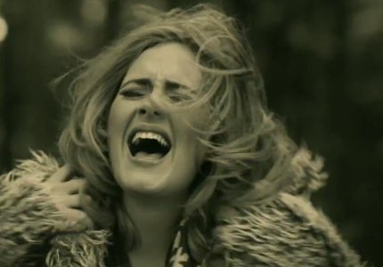 O Ξαβιέ Ντολάν σκηνοθετεί την επιστροφή της Adele