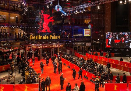 Το Φεστιβάλ Βερολίνου επιστρέφει στις αίθουσες και πρωτοπορεί ξανά