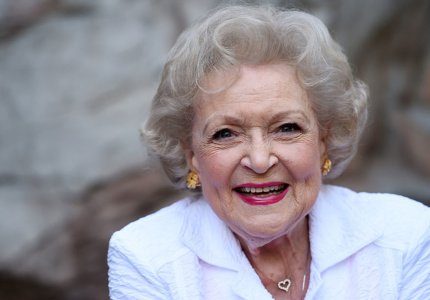 H Betty White γίνεται 100 ετών και κυκλοφορεί ταινία με τους διάσημους χολιγουντιανούς της φίλους