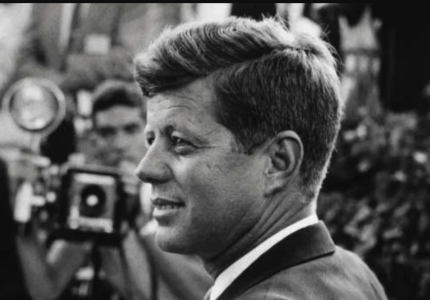<a href="/en/nea/o-tomas-vintermpergk-skinothetei-ton-jfk-gia-netflix/72414">Ο Τόμας Βίντερμπεργκ σκηνοθετεί τον JFK για το Netflix</a>