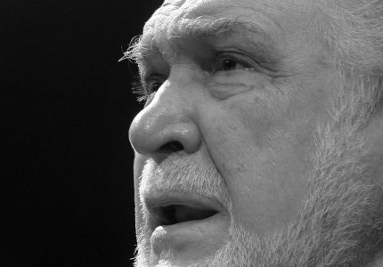 Πέθανε ο Κώστας Καζάκος σε ηλικία 87 ετών