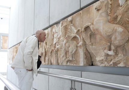 Ο Τζον Μάλκοβιτς στο Μουσείο της Ακρόπολης – Υπέρ της επιστροφής των Γλυπτών