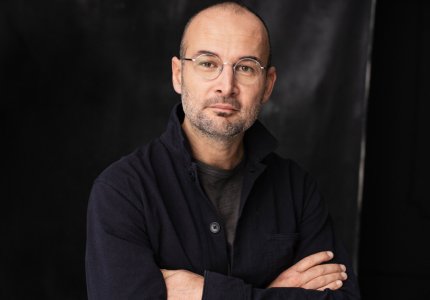 Aλεξάντερ Νανάου: "Μια τραυματισμένη κοινωνία είναι εύκολο να τη χειραγωγήσεις"