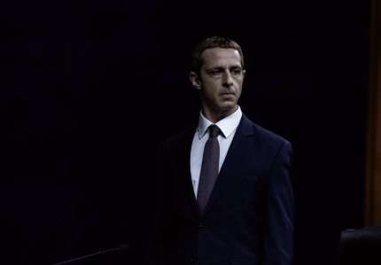 “The Social Reckoning”: Ο Τζέρεμι Στρονγκ έγινε Μαρκ Ζούκενμπεργκ