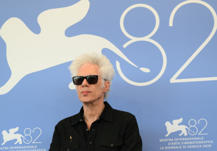 Βενετία 2025 - Τζιμ Τζάρμους: "Όλα τα εταιρικά χρήματα είναι βρώμικα"