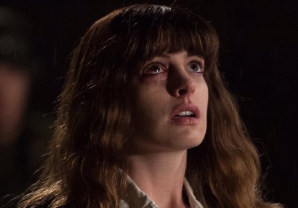 "Colossal": Η Ανν Χάθαγουεϊ καταστρέφει τη Νότια Κορέα (...)