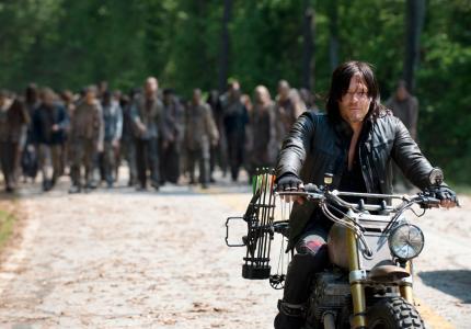 Φανατική θαυμάστρια του Walking Dead δάγκωσε τον "Daryl"