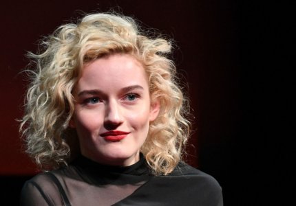 H Julia Garner είναι η γραμματέας του Harvey Weinstein