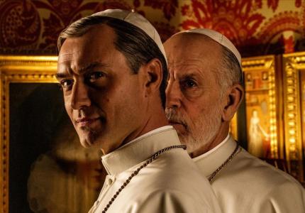 Τζουντ Λο και Τζον Μάλκοβιτς στο «The New Pope» του Πάολο Σορεντίνο
