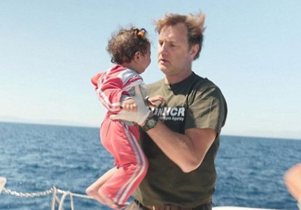 O "Kυβερνήτης" από το "Walking Dead" βοηθά πρόσφυγες στη Λέσβο
