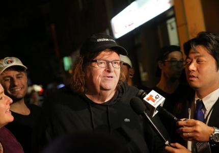 To "Michael Moore in Trumpland" ζητά ψήφο στην Χίλαρι