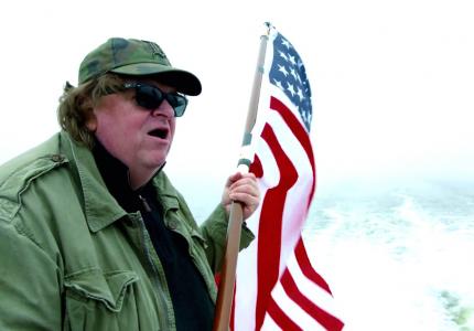 Berlinale 16: Ο Μάικλ Μουρ εισβάλει σε διάφορες χώρες με μια σημαία των ΗΠΑ!