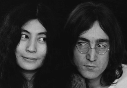 H Yoko Ono προωθεί τη σχέση της με τον John Lennon στη μεγάλη οθόνη.