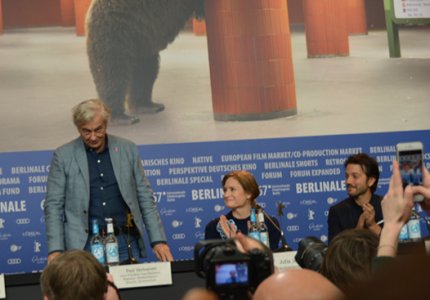 Berlinale 17 - Πολ Βερχόφεν σε Μάγκι Τζίλενχαλ: "Θες να κάνουμε adult movie?"