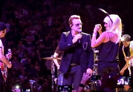 Πενέλοπε Κρουζ και Χαβιέ Μπαρδέμ στη σκηνή με τους U2