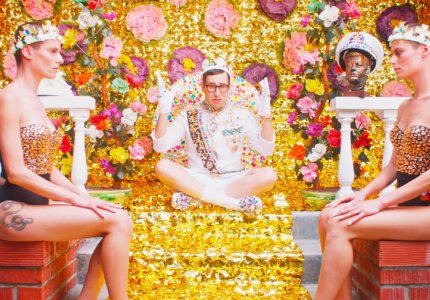 Η Lena Dunham σκηνοθετεί ένα κιτς video clip