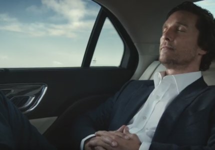 O Mάθιου ΜακΚόναχι στο πίσω κάθισμα μιας Lincoln
