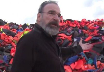 Ο Σαούλ του Homeland βοηθά τους πρόσφυγες στη Λέσβο