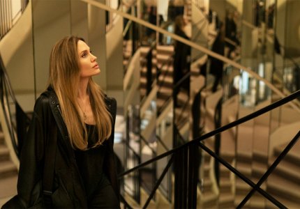 "Couture": Η Αντζελίνα Τζολί και η παριζιάνικη μόδα ως υπαρξιακή πληγή