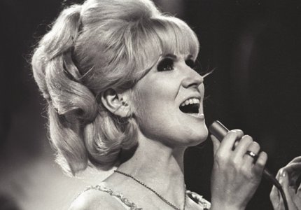 H Adele θα (προσπαθήσει να) υποδυθεί την Dusty Springfield