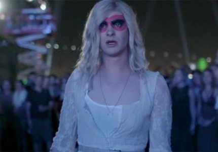 Respect: O Άντριου Γκάρφιλντ drag queen σε video clip των Αrcade Fire