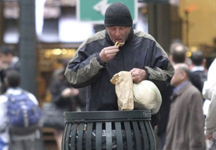Τουρίστρια ταϊζει τον "άστεγο" Ρίτσαρντ Γκιρ!