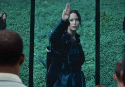 Η επαναστατική χειρονομία του "Hunger Games" υιοθετείται από τους Ταϊλανδούς