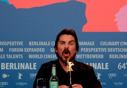 Berlinale 14: "Αmerican Hustle" συνέντευξη τύπου και οι γκριμάτσες του Κρίστιαν Μπέιλ