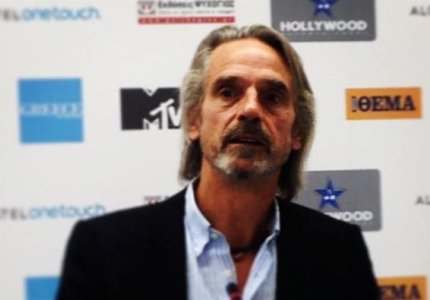 Τζέρεμι Άιρονς: "Δεν κρίνεστε επειδή ένας ηλίθιος εξτρεμιστής σκότωσε έναν καλλιτέχνη"