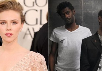 H Scarlett τραγουδά Summertime με Massive Attack. Και είναι καλό.