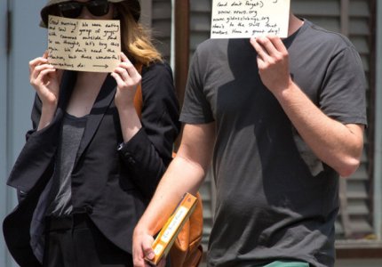 O Spiderman παίζει τους paparazzi στα δάχτυλα