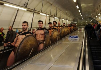 Σπαρτιάτες πολεμιστές αναστάτωσαν το μετρό του Λονδίνου...
